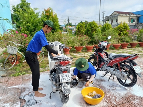 Đoàn viên, thanh niên xã Lộc Hòa (Long Hồ) rửa xe gây quỹ tiếp sức đến trường hỗ trợ học sinh có hoàn cảnh khó khăn.