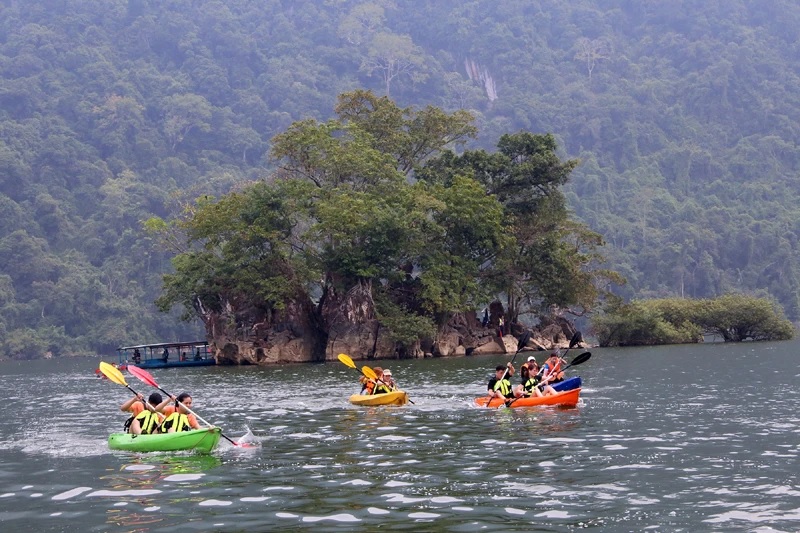 Đua thuyền Kayak trên hồ là 1 hoạt động hấp dẫn trong chương trình “Sắc thu Ba Bể”. (Ảnh: HƯƠNG DỊU)