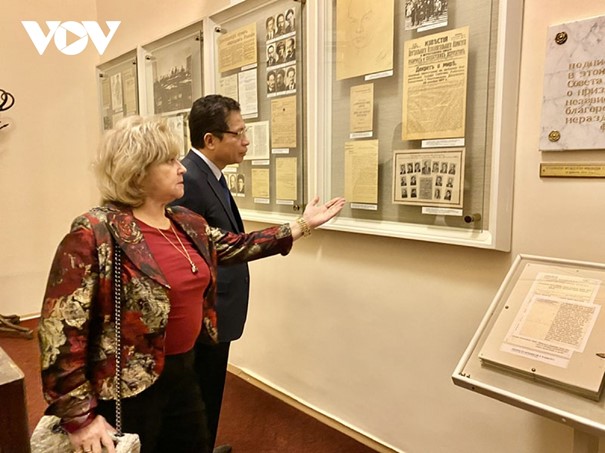 Bà Natalia giới thiệu với Đại sứ Việt Nam tại Nga Đặng Minh Khôi về một số hiện vật trong Điện Smolny  - Ảnh: Thu Hà