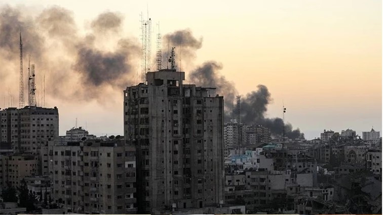 Khói bốc lên sau khi Israel tấn công thành phố Gaza, ngày 7/11/2023. (Ảnh: Reuters)