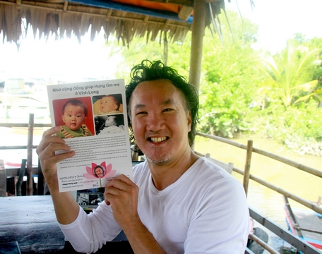 Hình ông Jonathan Arjen Ijff (Nguyễn Khánh Hưng) nhờ cộng đồng giúp ông tìm mẹ ở Vĩnh Long và trên tay ông là những hình ảnh lúc ông chưa tròn 1 tuổi.