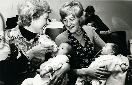 Hình ông Jonathan Arjen Ijff (Nguyễn Khánh Hưng) cùng mẹ (bên phải) trên máy bay đến Hà Lan vào ngày 12/4/1975, khi đó ông được gần 3 tháng tuổi.