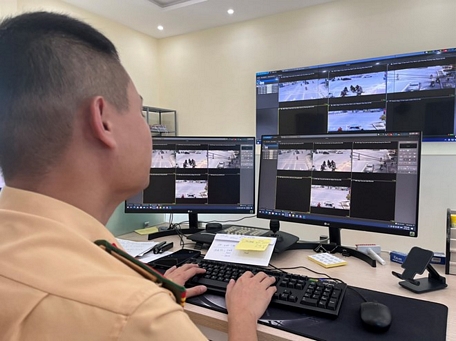 CSGT Yên Bái xử lý các thông tin do hệ thống AI tích hợp trong camera gửi về.