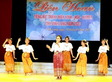 Đơn vị huyện Long Hồ trình diễn tiết mục dự thi của đồng bào Khmer.