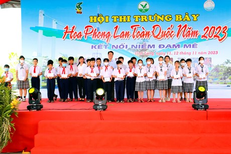 Ông Lữ Quang Ngời- Chủ tịch UBND tỉnh Vĩnh Long trao học bổng cho các em học sinh có hoàn cảnh khó khăn.