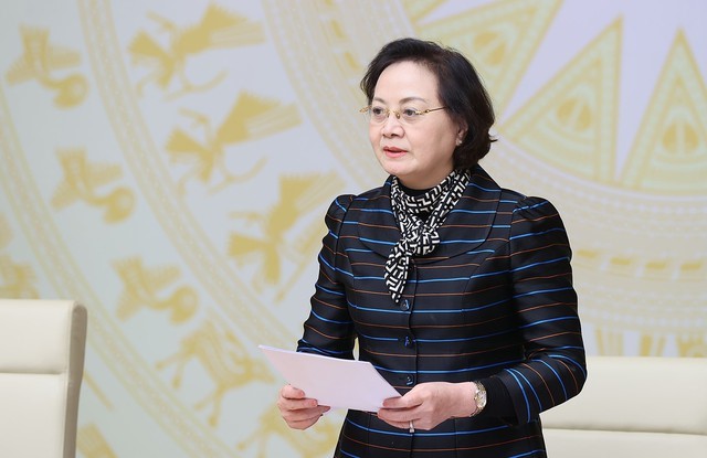 Bộ trưởng Bộ Nội vụ Phạm Thị Thanh Trà báo cáo tại phiên họp - Ảnh: VGP/Nhật Bắc