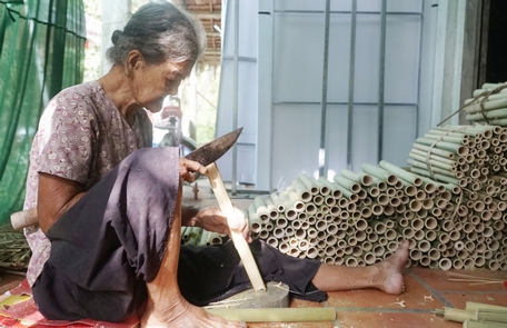 Từ sáng sớm, bà Đào Thị Hẹ (ấp Vườn Cò, xã Hòa Tịnh) 84 tuổi đã bắt đầu chẻ trúc, vót nan, chuẩn bị nguyên liệu cho một ngày đan rổ.
