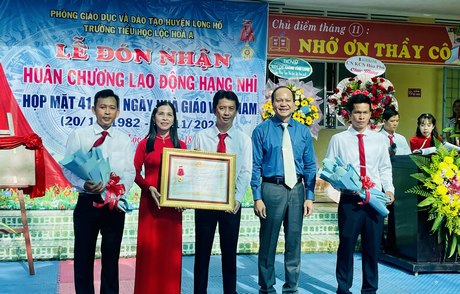 Trường Tiểu học Lộc Hòa A đón nhận Huân chương Lao động hạng Nhì