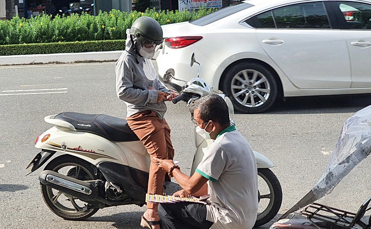 Người có hoàn cảnh khó khăn kinh doanh bằng nghề bán vé số dạo trên đường 30 Tháng 4, quận Ninh Kiều, TP Cần Thơ - Ảnh: CHÍ QUỐC