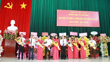 Tặng hoa cho cán bộ quản lý, giáo viên, nhân viên Trường Chính trị Phạm Hùng.