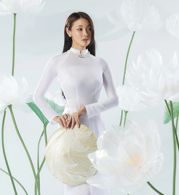 Mina Sue Choi - Miss Earth 2022 - trong trang phục áo dài - Ảnh: MILOR TRẦN