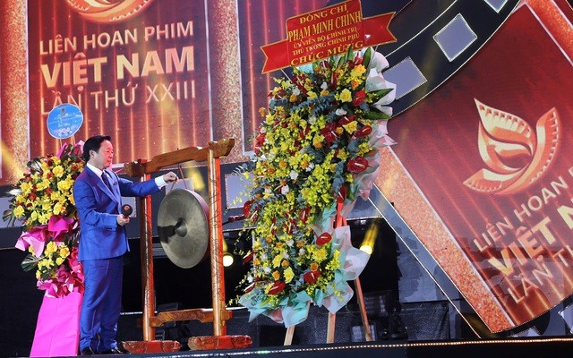 Phó Thủ tướng Trần Hồng Hà thực hiện nghi thức đánh cồng khai mạc Liên hoan phim lần thứ 23 - Ảnh: VGP/MK