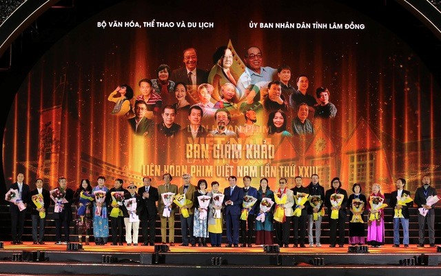 Lãnh đạo Bộ VHTT&DL, tỉnh Lâm Đồng tặng hoa cho Ban Giám khảo các thể loại phim tham dự Liên hoan Phim Việt Nam lần thứ 23 - Ảnh: VGP/MK