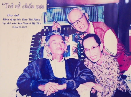 Bức ảnh nhà văn Sơn Nam chụp cùng người thân được trưng bày tại nhà lưu niệm. Ảnh chụp lại