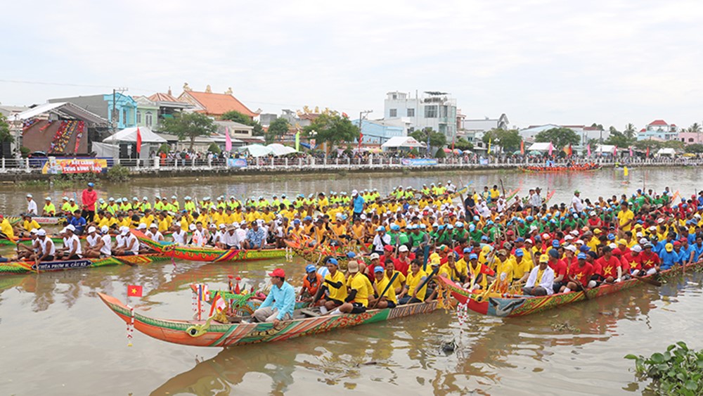 Lễ hội Oóc Om Bóc gắn với hoạt động đua ghe ngo trên sông Long Bình, thành phố Trà Vinh.