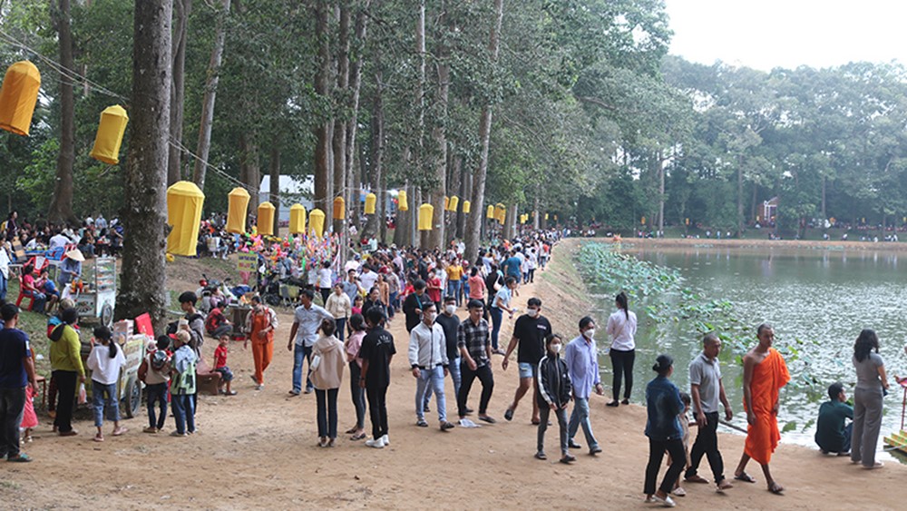 Đồng bào Khmer trong tỉnh đến vui chơi, giải trí tại khu danh lam thắng cảnh ao Bà Om, phường 8, thành phố Trà Vinh.