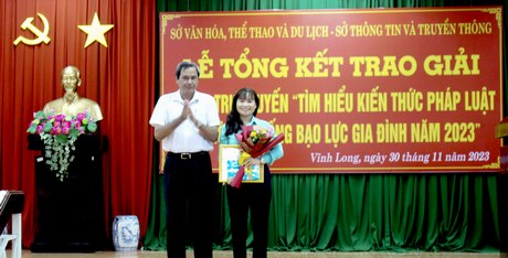 Giám đốc Sở Văn hóa-TT-DL Phan Văn Giàu trao giải nhất cho đơn vị Trường CĐ Vĩnh Long.