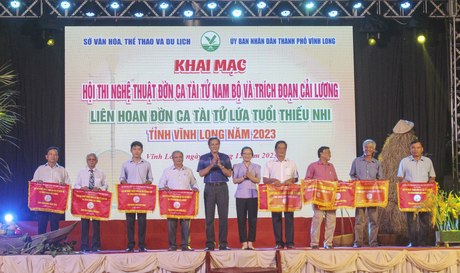 Phó Chủ tịch UBND tỉnh- Nguyễn Thị Quyên Thanh trao cờ lưu niệm cho các đội thi.