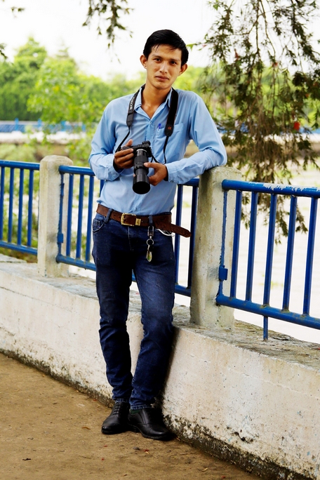 Trần Thanh Sang với chiếc máy ảnh đi sáng tác.