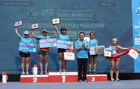 Ông Nguyễn Minh Tuấn, Giám đốc Sở Văn hóa, Thể thao và Du lịch TP Cần Thơ, trao giải cho các nữ VĐV cự ly full marathon. Ảnh: DUY KHÔI