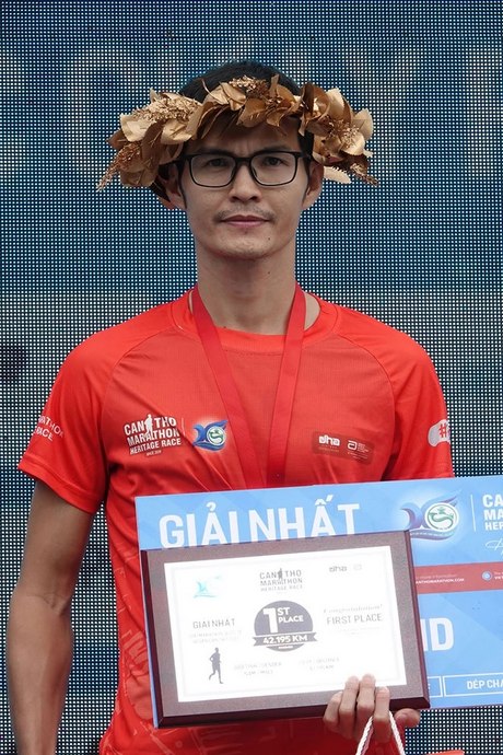 Nhà vô địch cự ly full marathon nam - Bùi Tuấn Lâm. Ảnh: DUY KHÔI