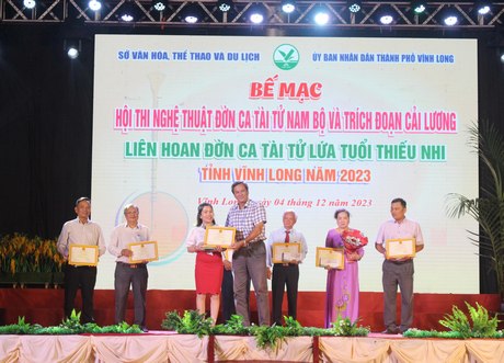 Giám đốc Sở Văn hóa-TT-DL Phan Văn Giàu trao giải nhất Hội thi nghệ thuật Đờn ca tài tử Nam Bộ và trích đoạn cải lương cho đơn vị huyện Bình Tân.