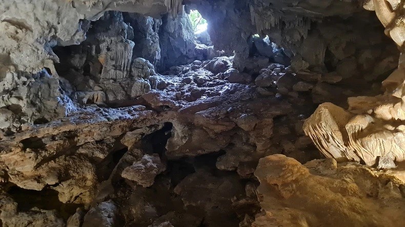 Vịnh Hạ Long sở hữu hệ thống hang động độc đáo. (Ảnh: ĐỨC DUY)