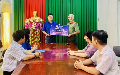 Thượng tá Nguyễn Phước Hoàng- Phó Trưởng Phòng Tổ chức cán bộ (Công an tỉnh) đại diện nhận bảng tượng trưng ủng hộ từ Tỉnh Đoàn Vĩnh Long.
