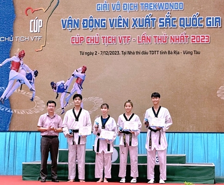 Trương Thị Kim Tuyền (đứng giữa) được bình chọn là VĐV nữ xuất sắc lứa tuổi vô địch tại giải.