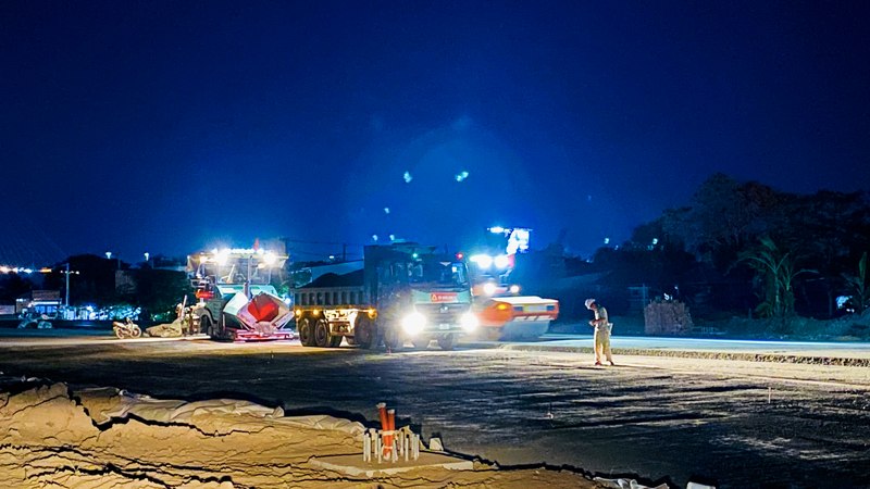 Khi về đêm, cả công trường cao tốc Mỹ Thuận – Cần Thơ vẫn luôn sáng đèn, tiếng máy vẫn hoạt động đều đều để phấn đấu hoàn thành tiến độ.