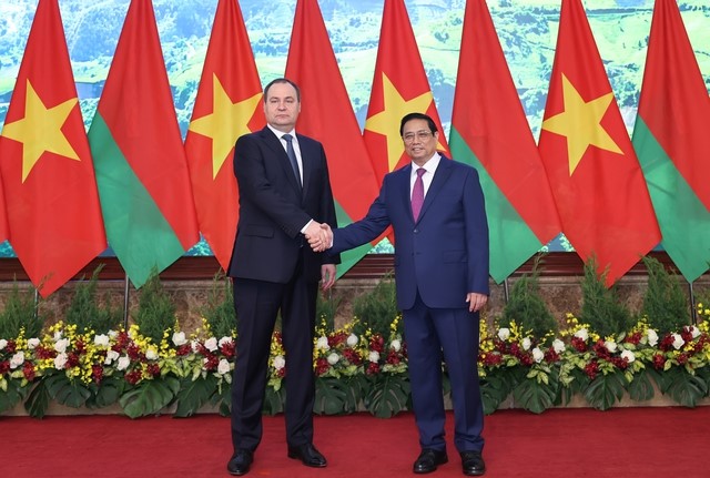 Thủ tướng Phạm Minh Chính và Thủ tướng Belarus trước khi tiến hành hội đàm - Ảnh: VGP/Nhật Bắc