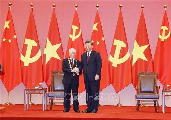 Tổng Bí thư, Chủ tịch Trung Quốc Tập Cận Bình trao Huân chương Hữu nghị tặng Tổng Bí thư Nguyễn Phú Trọng hồi tháng 10/2022. (Ảnh: TTXVN)