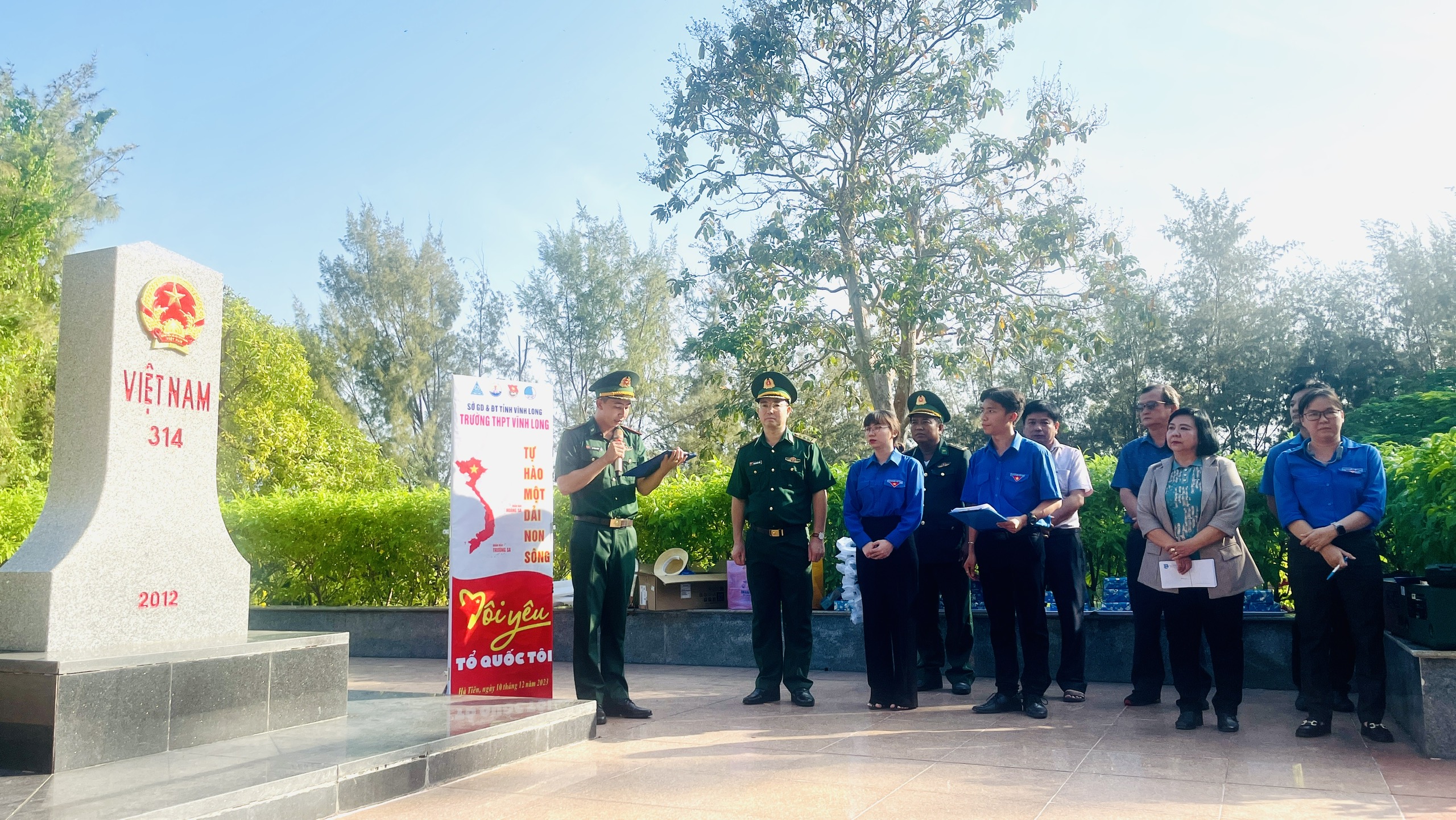 Trường THPT Vĩnh Long tặng quà, giao lưu với các chiến sĩ Đồn biên phòng cửa khẩu quốc tế Hà Tiên.