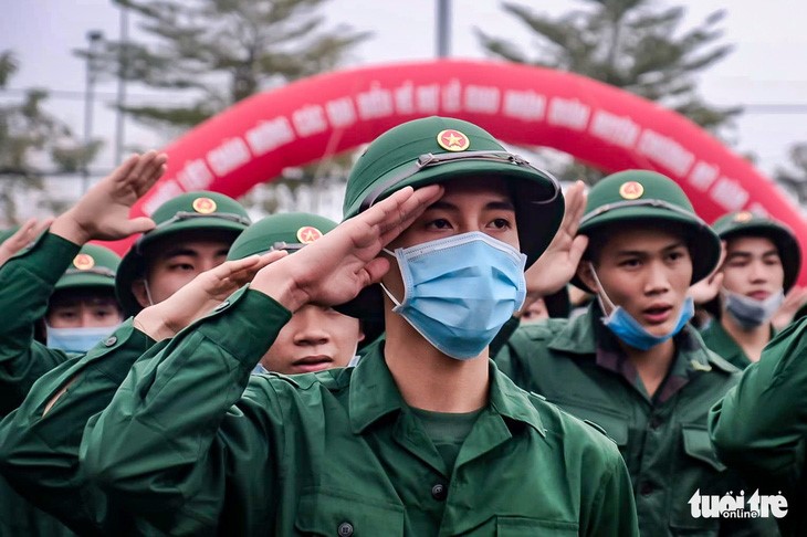Thanh niên ở Hà Nội lên đường nhập ngũ - Ảnh: NAM TRẦN