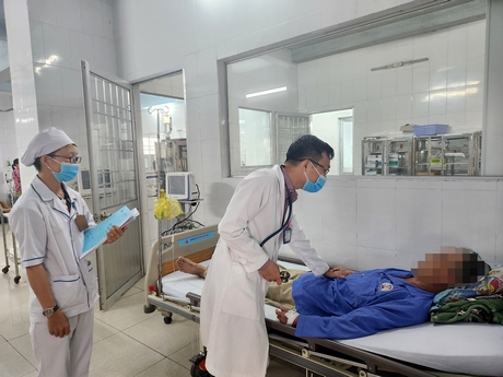 BS.CK 2 Trần Lê Minh Thái khuyên bệnh nhân N.V.T cố gắng cai bỏ hút thuốc để bệnh tình thuyên giảm, khỏe hơn.