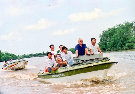 Những chuyến đi không mỏi của Thủ tướng Võ Văn Kiệt cùng lãnh đạo các địa phương và nhiều nhà khoa học của Việt Nam.Ảnh: Tư liệu