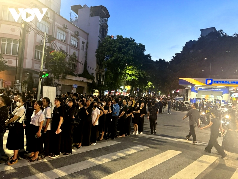 Dòng người xếp hàng dài đến vài km trong đêm chờ vào viếng Tổng Bí thư Nguyễn Phú Trọng